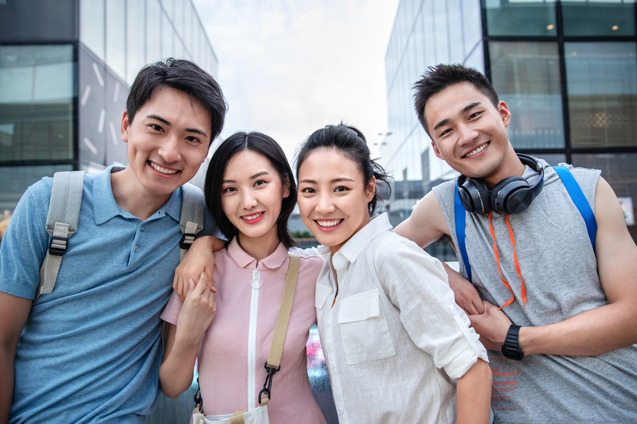 快乐的大学生在户外玩耍的肖像