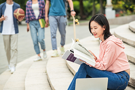 校园里的大学生照片