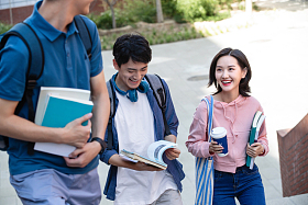 下课后的大学生在校园