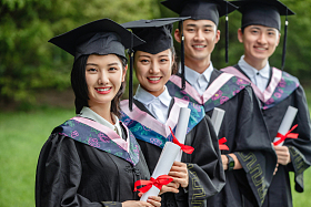 户外穿着学士服的大学生们图片