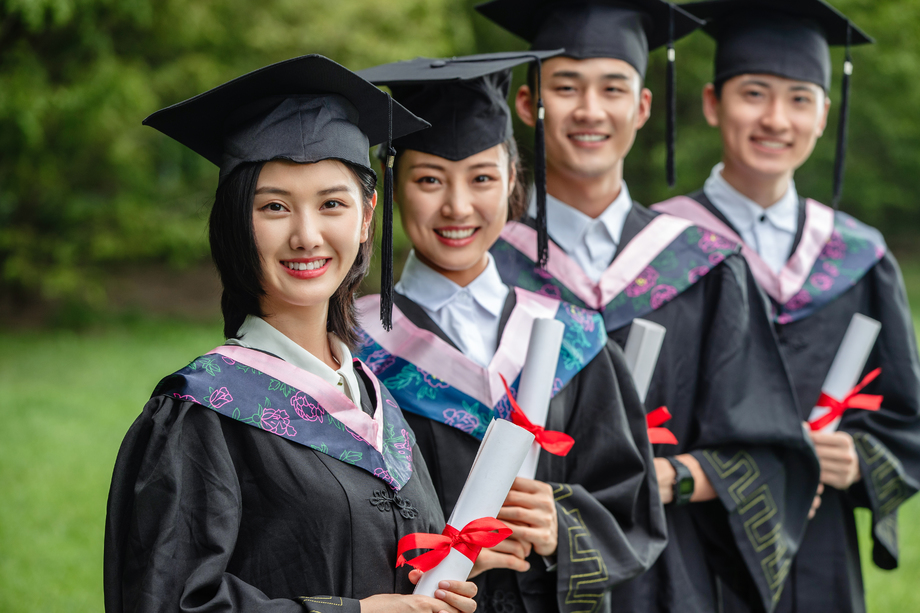 户外穿着学士服的大学生们图片