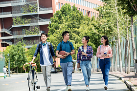 快乐的大学生在校园里步