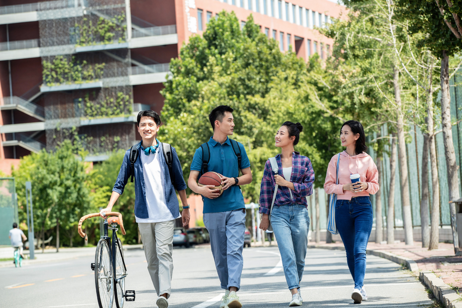 快乐的大学生在校园里步 快乐的大学生在校园里步