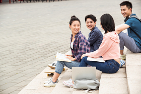户外大学生坐在台阶上闲聊图片