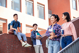 刚下课的大学生在校园