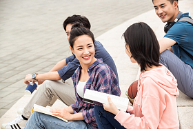 户外大学生坐在台阶上闲聊图片