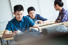 大学生在教室内学习图片
