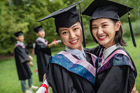 户外穿着学士服的大学生们照片