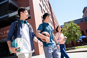 下课后的大学生在校园