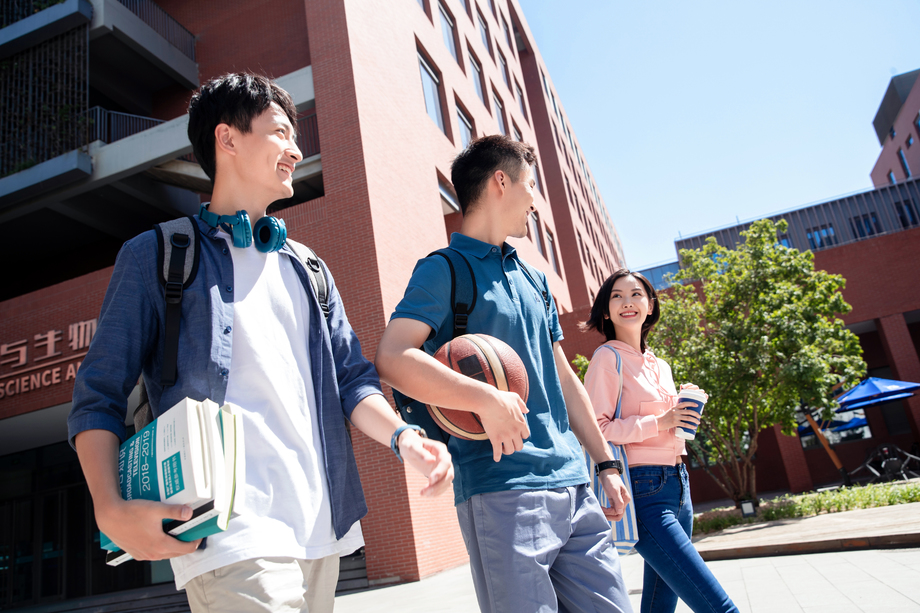下课后的大学生在校园