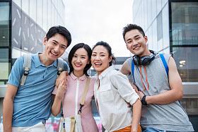 快乐的大学生在户外玩耍的肖像