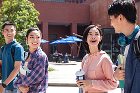 边走边聊的大学生情侣在校园