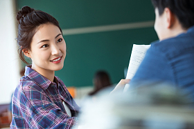 教室里回头讨论学习的大学生图片