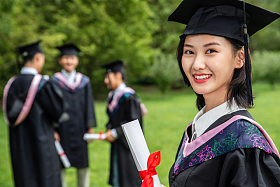 户外穿着学士服的大学生们照片