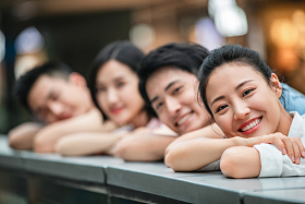 快乐的大学生趴在台子上