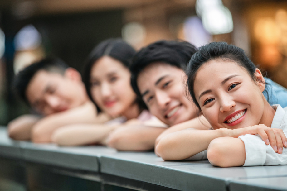 快乐的大学生趴在台子上