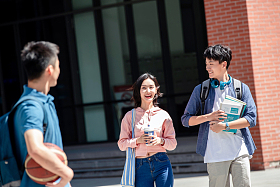 下课后的大学生在校园