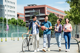 快乐的大学生在校园里步