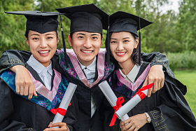 户外穿着学士服的大学生们图片