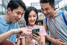 快乐的大学生在户外看手机