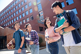 阳光下两对大学生情侣在校园