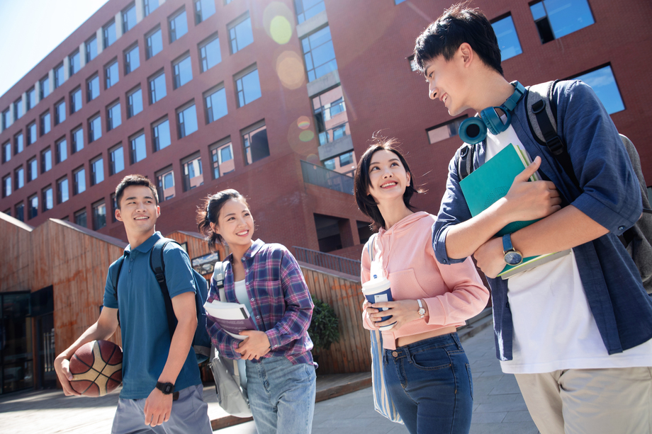 阳光下两对大学生情侣在校园