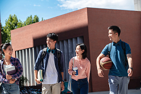 下课后的两对大学生情侣在校园