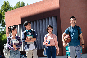 下课后的大学生在校园