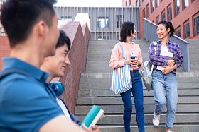 刚下课的大学生在校园