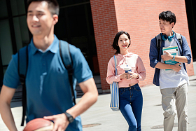 下课后的大学生在校园里照片