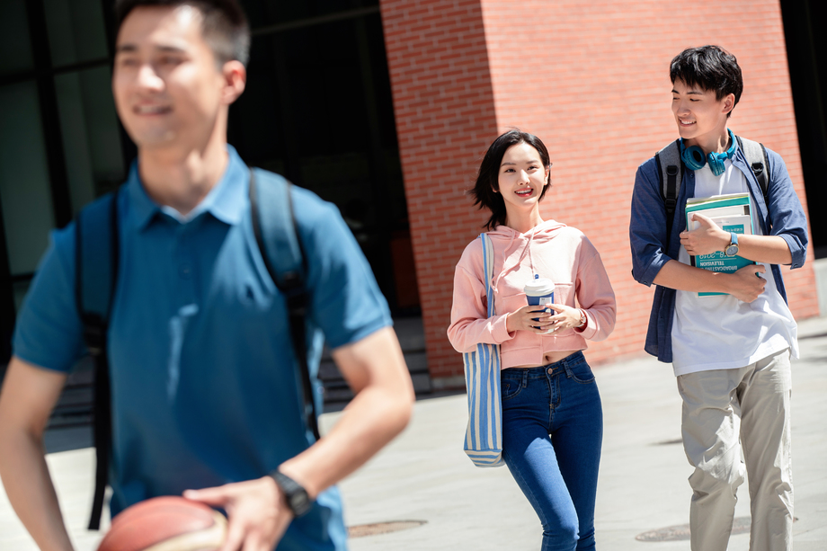 下课后的大学生在校园里照片