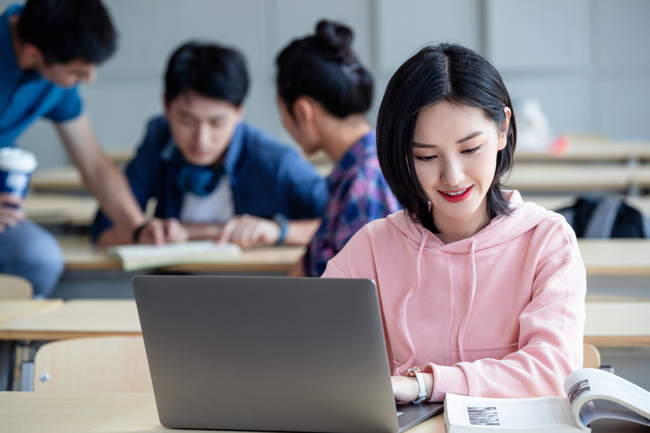 大学生在教室内自习 大学生在教室内自习