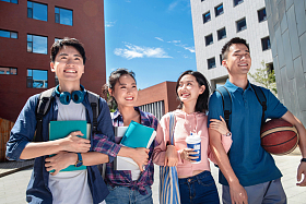 两对亲密的大学生情侣在校园