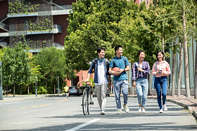快乐的大学生在校园里步