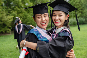 户外穿着学士服的大学生们图片
