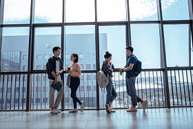 教学楼里大学生靠在窗户前聊天