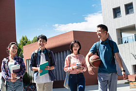 下课后的两对大学生情侣在校园