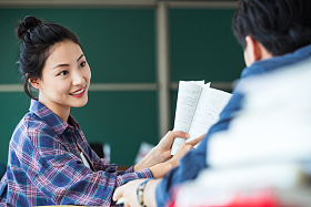 教室里回头讨论学习的大学生图片