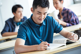 大学生在教室内学习图片