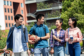 快乐的大学生在校园里步