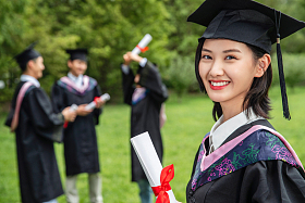 户外穿着学士服的大学生们照片