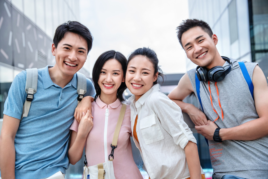 快乐的大学生在户外玩耍的肖像