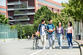 快乐的大学生在校园里步