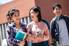 刚下课的大学生在校园