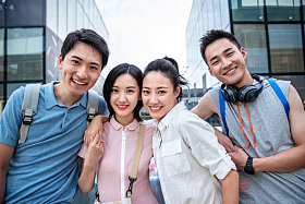 快乐的大学生在户外玩耍的肖像