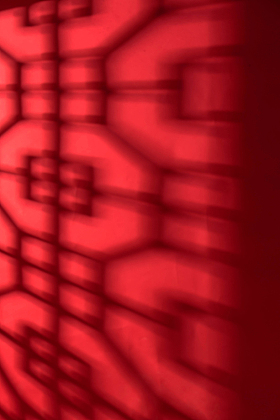 灯光下窗户的影子