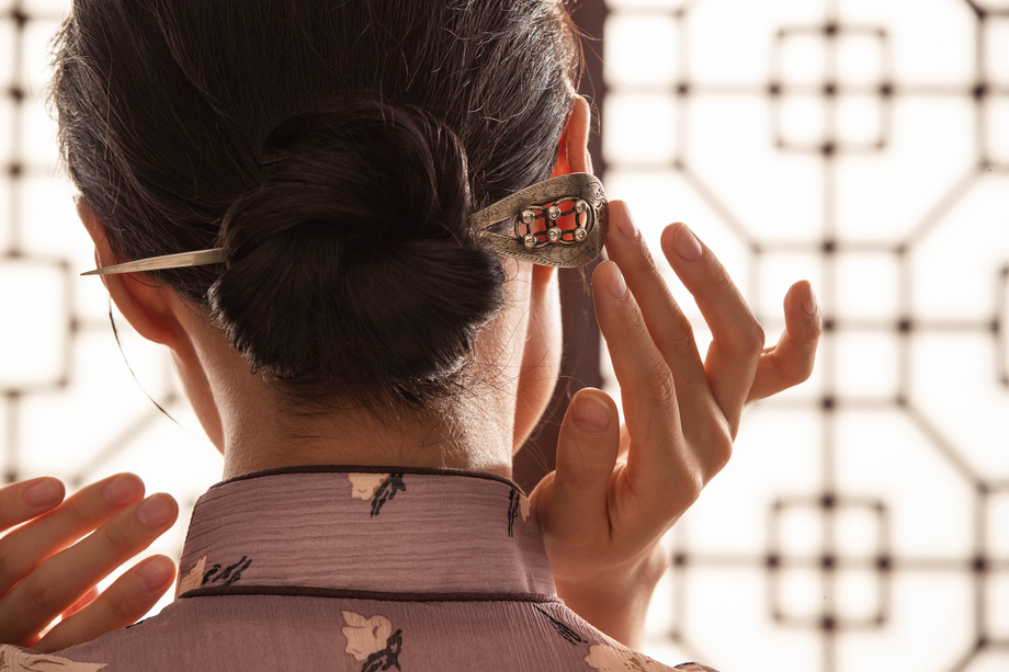 调整发簪的东方女人 调整发簪的东方女人