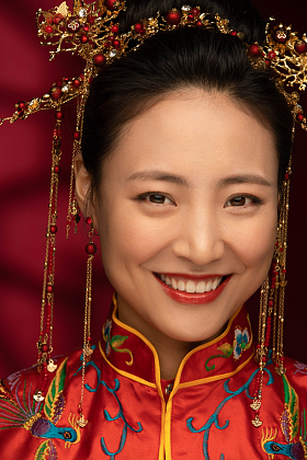漂亮的中式新娘妆面特写图片