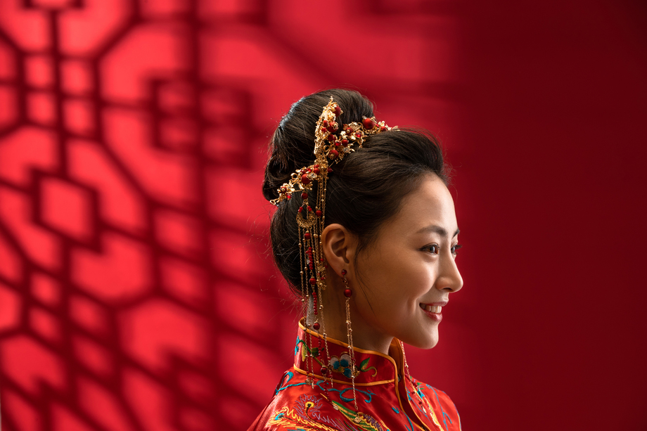 漂亮的中式新娘侧面图片
