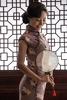 穿旗袍拿着扇子的东方女人